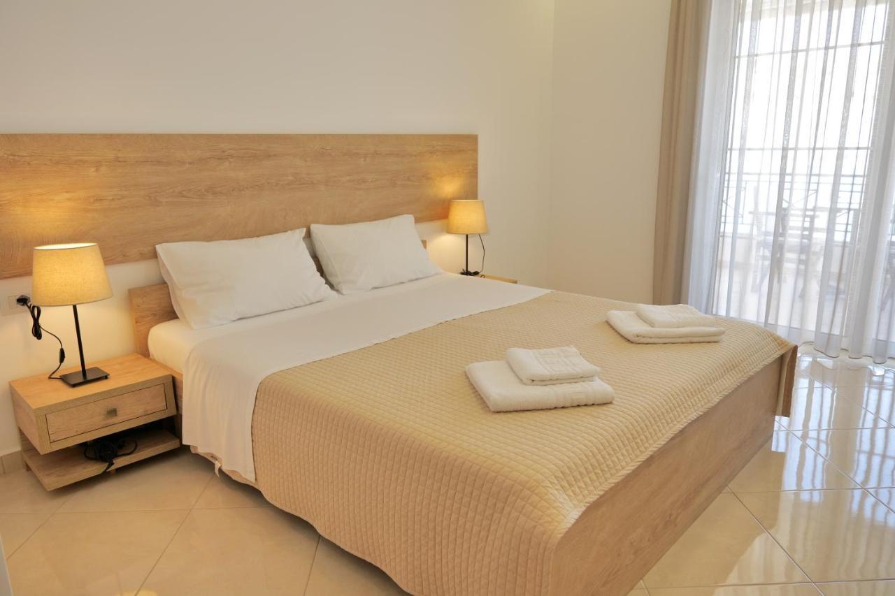 Hotel Mano Sarandë Buitenkant foto