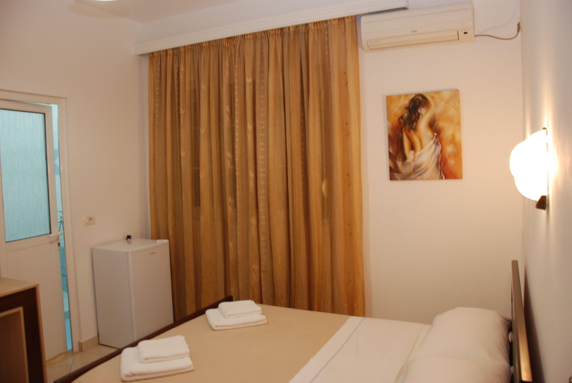 Hotel Mano Sarandë Buitenkant foto
