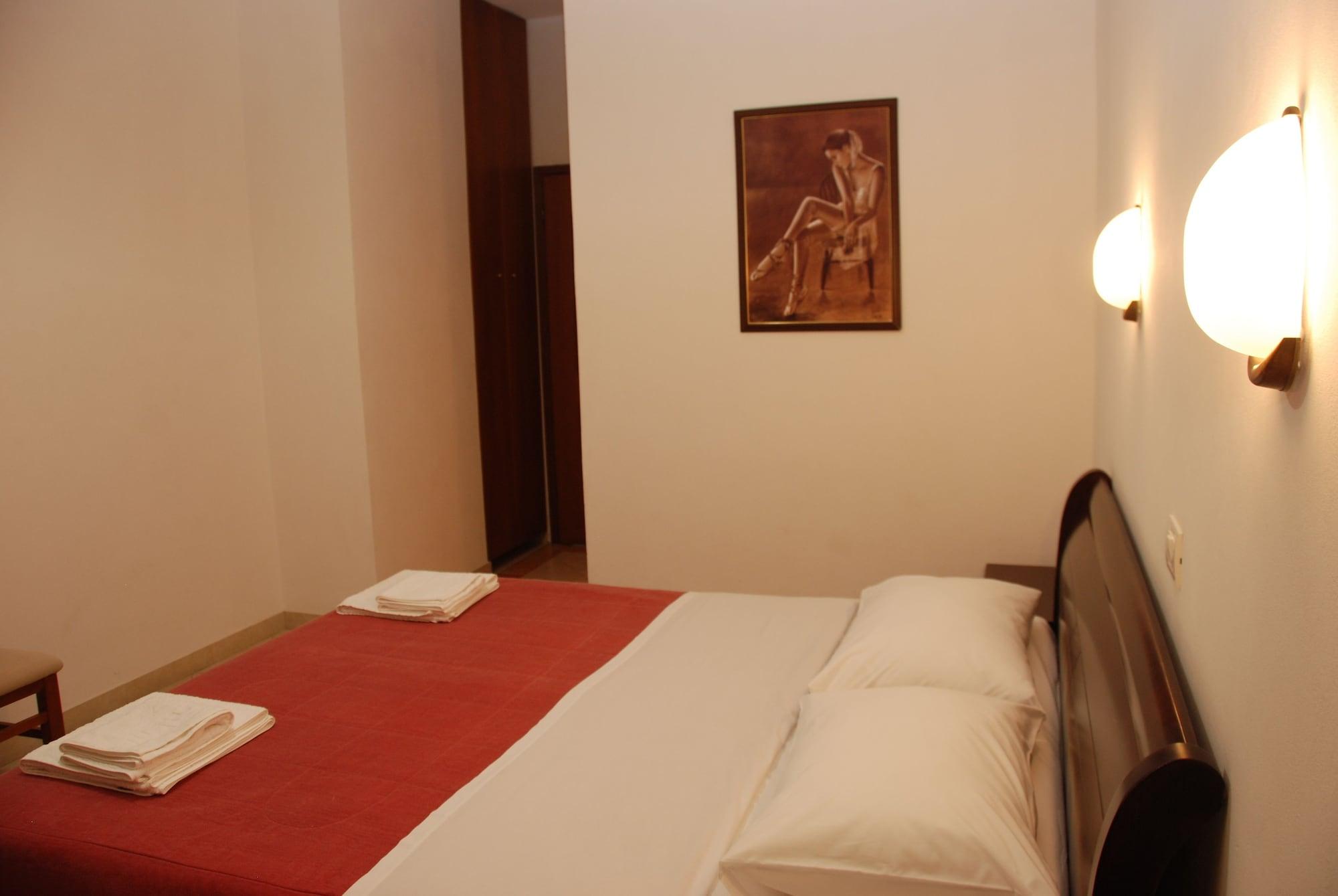 Hotel Mano Sarandë Buitenkant foto
