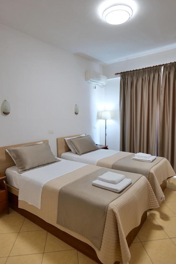 Hotel Mano Sarandë Buitenkant foto
