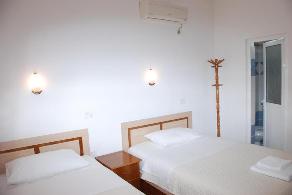 Hotel Mano Sarandë Buitenkant foto
